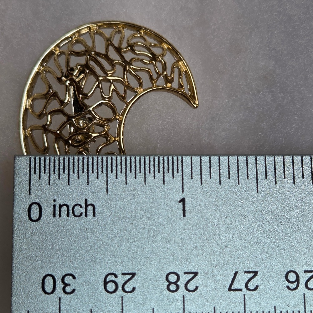 Vintage Gold Tone Crescent Moon Brooch Openwork Filigree Celestial 20th Century - Picture 7 of 7